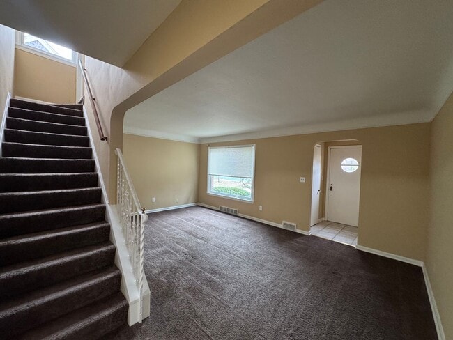 Building Photo - Beautiful Three Bedroom Home