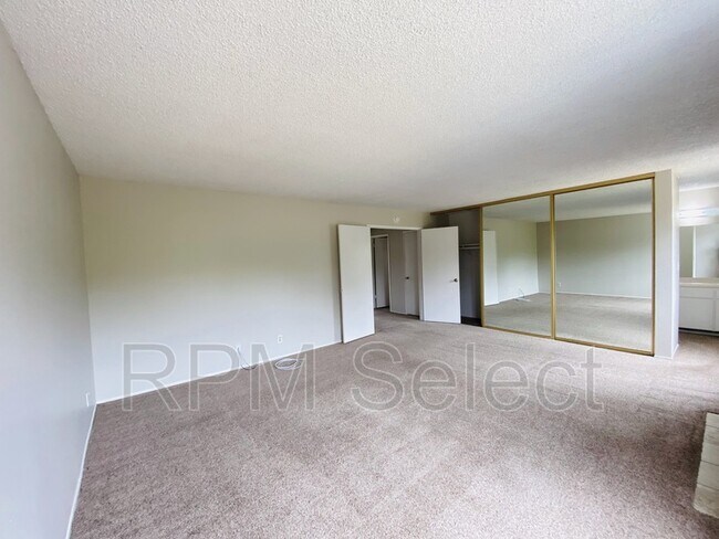 Building Photo - 2204 Lupine Rd