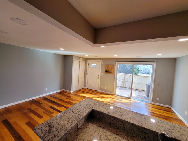 Building Photo - Lovely 2Bd/1.5Bth TH in Gaithersburg Montg...