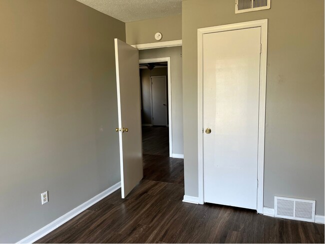 Building Photo - 6959 Tulip Trail Dr