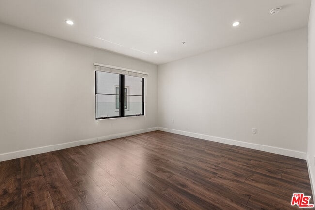 Building Photo - 1153 Beachwood Dr