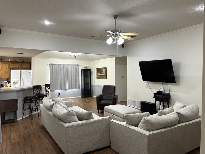 Building Photo - 3570 Grandview Dr