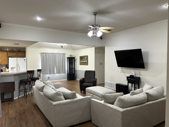 Building Photo - 3570 Grandview Dr