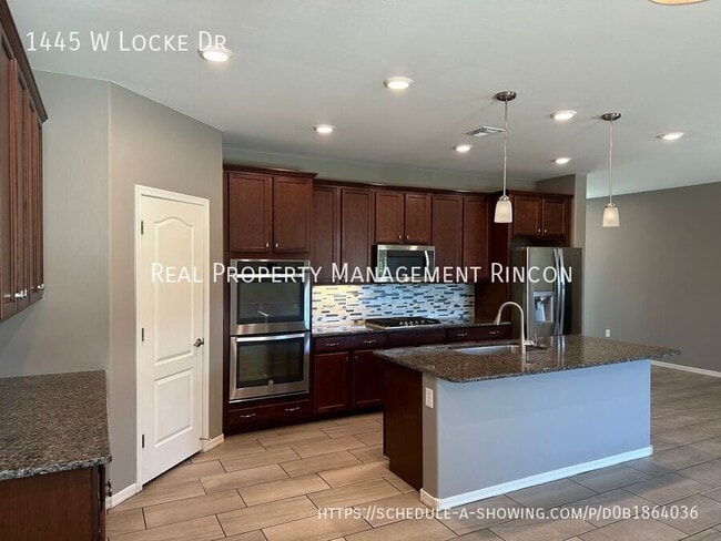 Building Photo - 1445 W Locke Dr