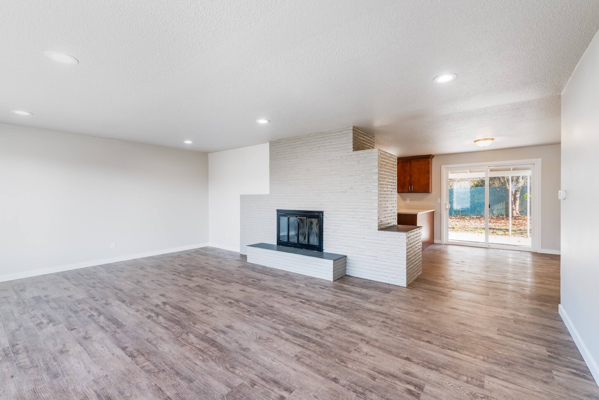 Large living room - 6235 A St