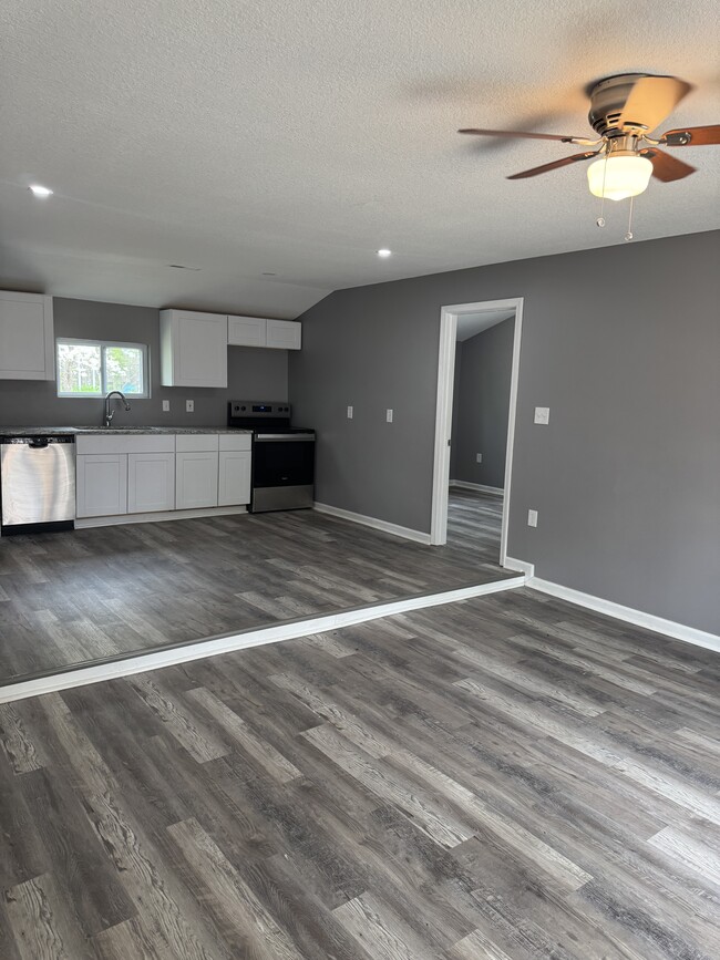 Building Photo - 2021 Sunset Dr