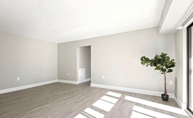 Building Photo - Renovated Herndon Condo
