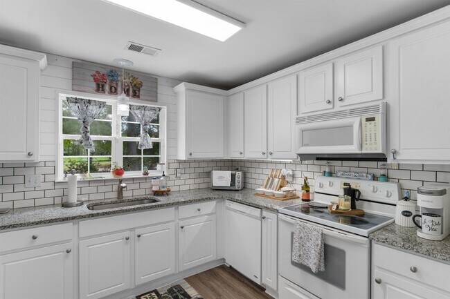 Building Photo - 161 Barclay Dr