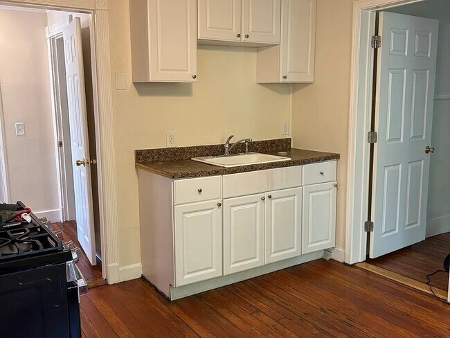 Building Photo - 633 River St
