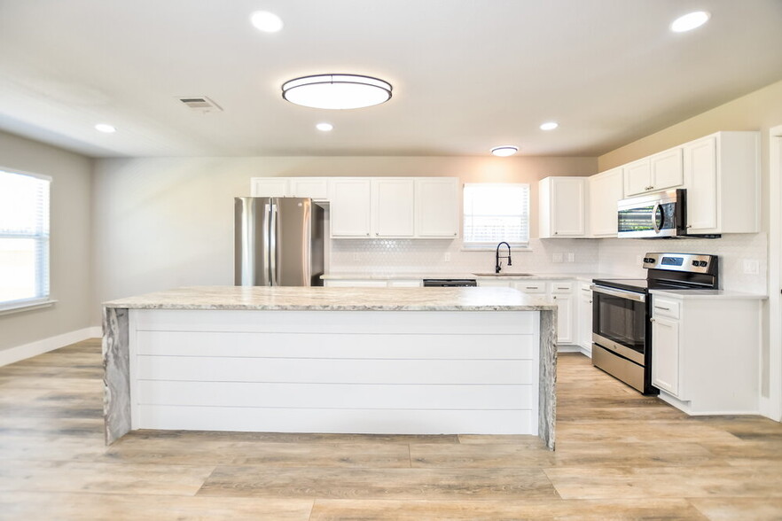 Building Photo - 1621 Lesli Dr