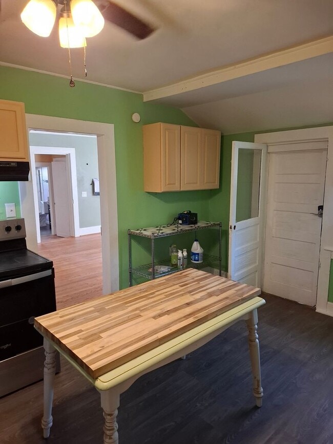 Building Photo - Unbelievable Updated Farmhouse in Lanexa!