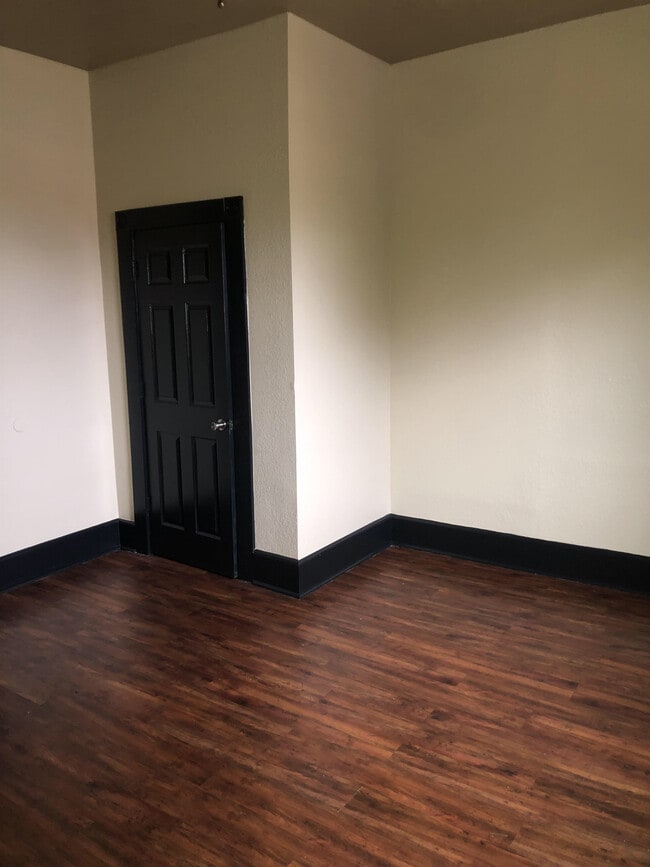 Building Photo - 304 W Harding Ave