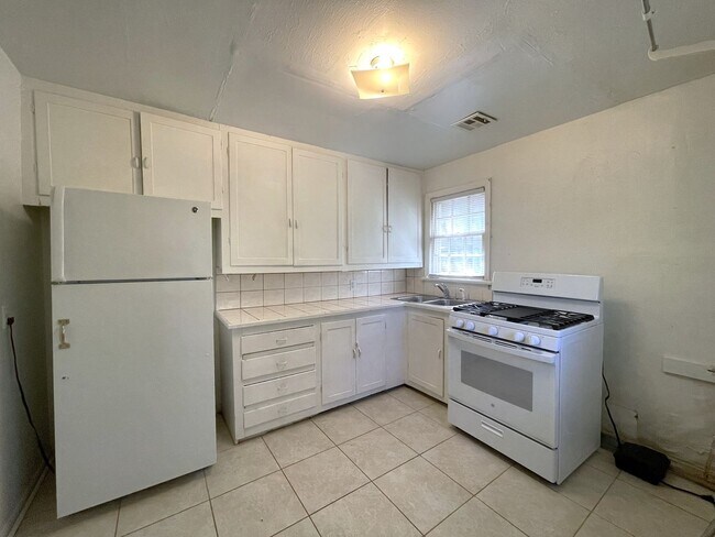 Building Photo - 1705 NW 40th St