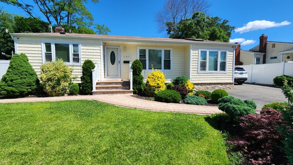 Primary Photo - 137 Alkier St
