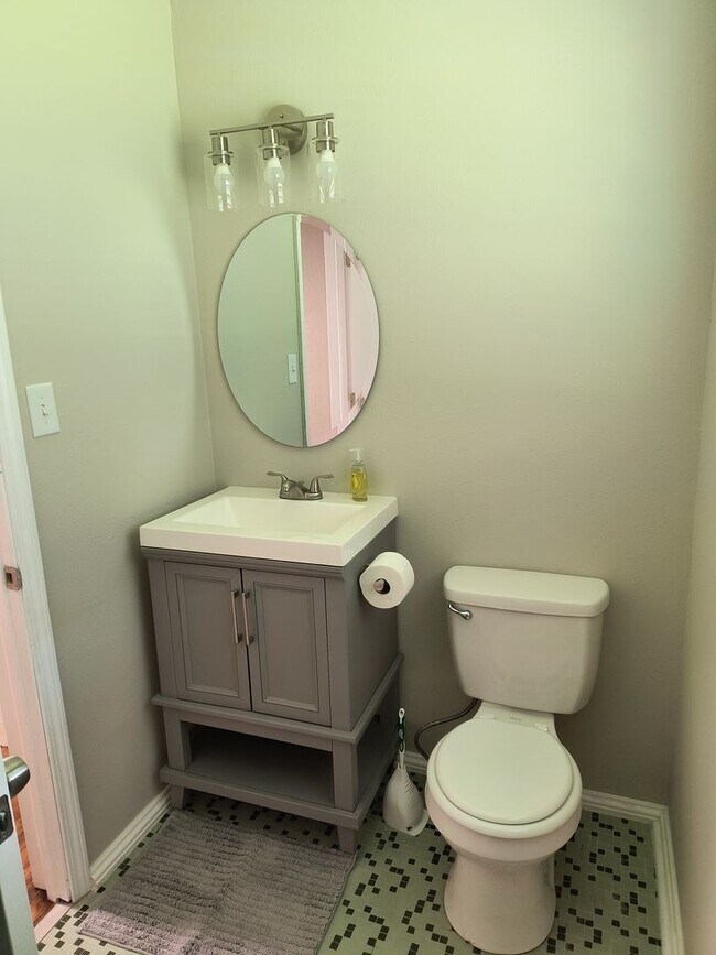 Building Photo - GORGEOUS REMODELED 3 BEDROOM 2 BATH