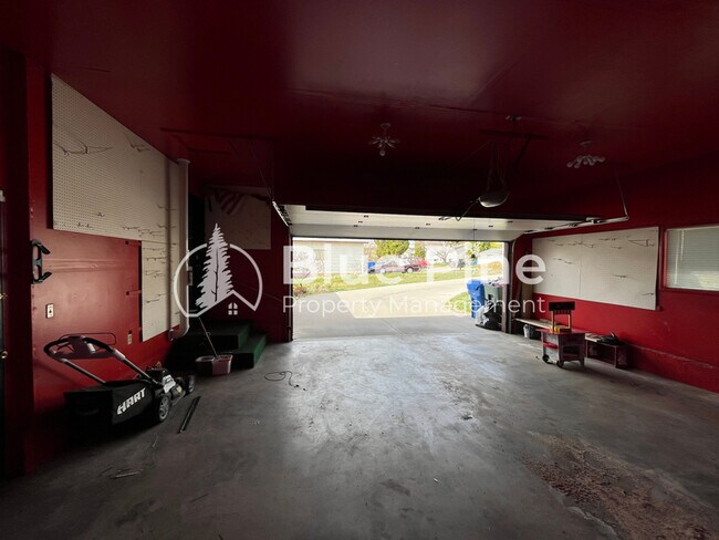 Building Photo - 1656 S Fairway Dr