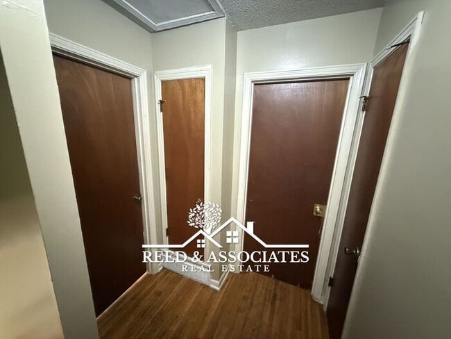 Building Photo - 2-Story Duplex Located Near UofM!