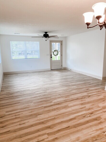 Building Photo - 223 Woodglen Dr