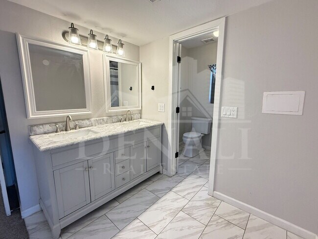 Building Photo - 3617 S Siesta Ln