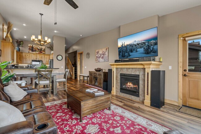 Building Photo - 3 Bed 2.5 bath plus Office/den-Townhome-Ri...