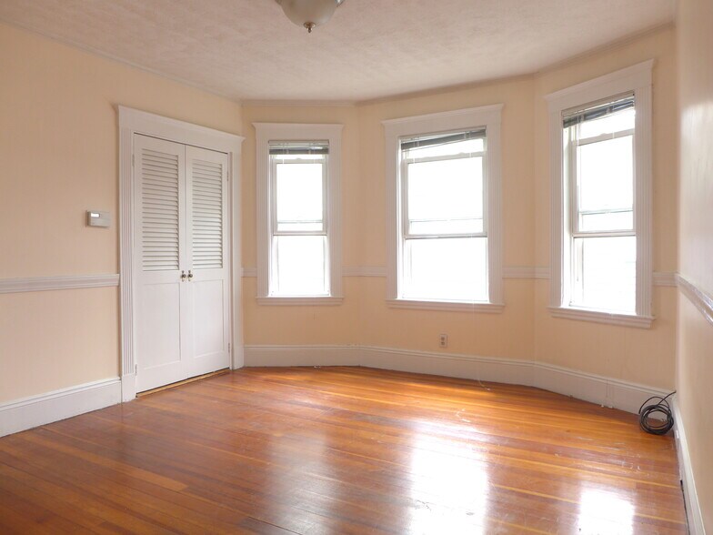 Building Photo - 52 Oak Square Ave