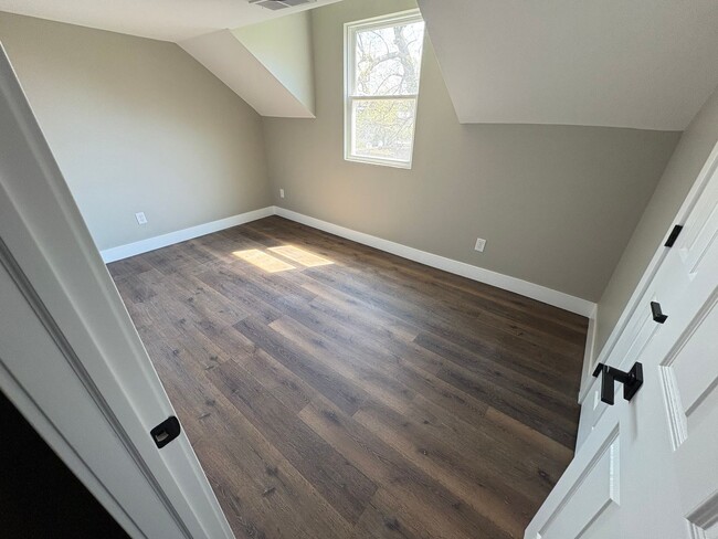 Building Photo - 668 Wager St