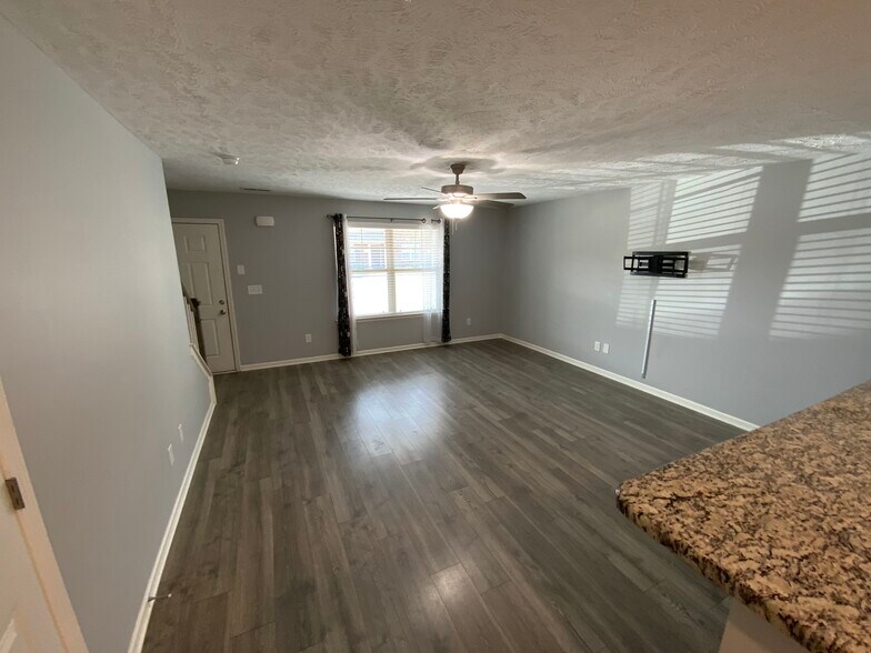 Great Room - 3037 Utah St