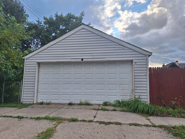 Building Photo - Four bedroom Harper Woods bungalow