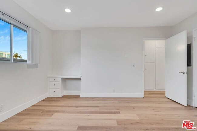 Building Photo - 220 S Gale Dr