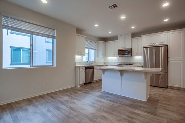 Building Photo - Beautiful 4 Bedroom Townhome! Built in 202...