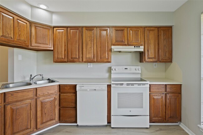 Building Photo - 200 Panorama Dr