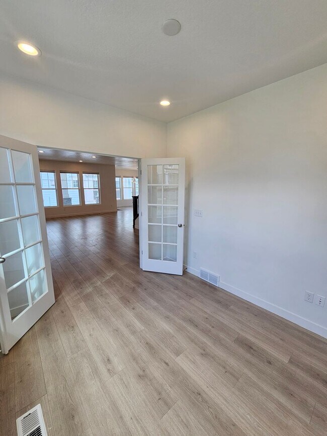 Building Photo - Amazing 4 Bed, 3.5 Daybreak Home with Office