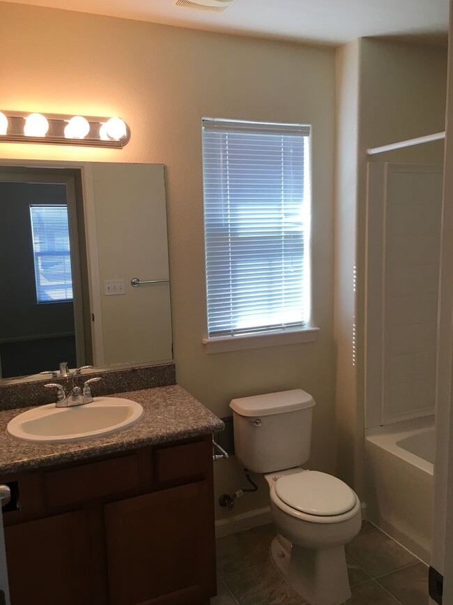Building Photo - 3 Bedroom in Shasta View Gardens