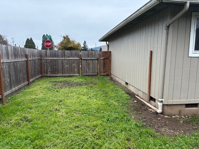 Building Photo - Springfield Duplex- 2 bedroom/1 bath updated unit