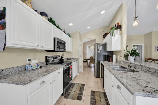 Building Photo - Rarely available Pool villa in Colonial Country Club!