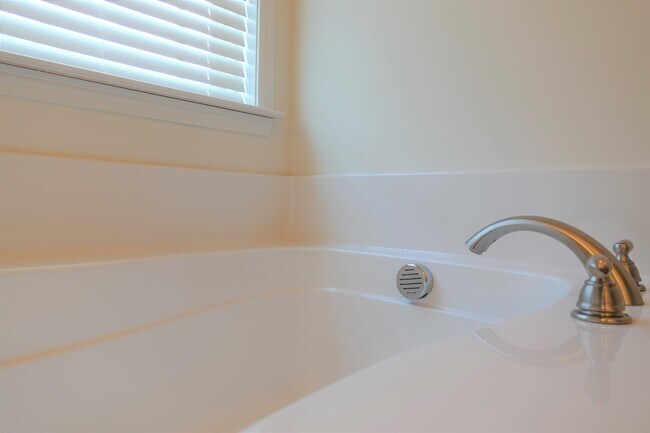 Building Photo - 153 Bur Oak Dr