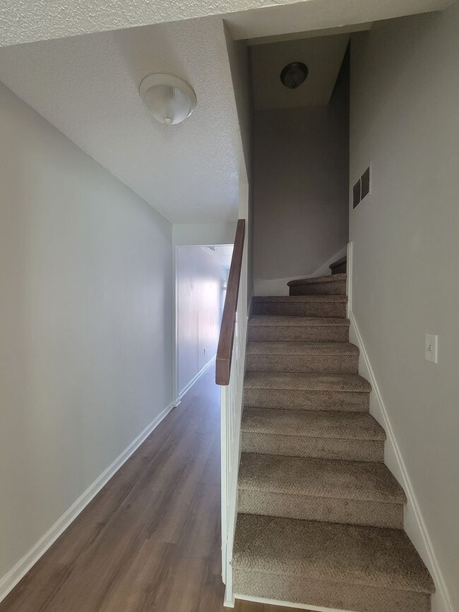 Building Photo - 4 bedroom 2.5 bathroom townhouse