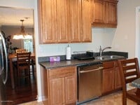 Building Photo - 3 Bedroom 1 full and 2 half bath Townhouse