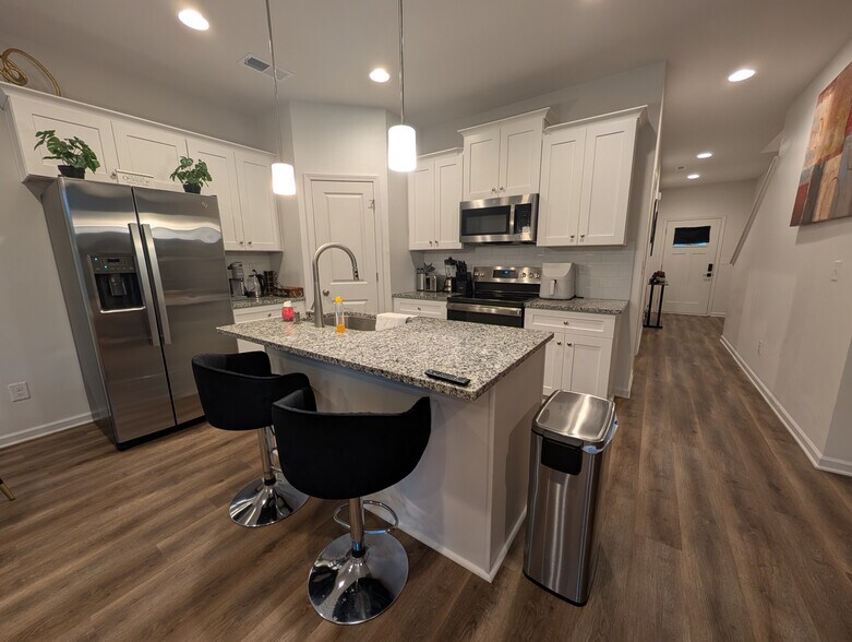 Building Photo - Room in Townhome on Sullins Rd