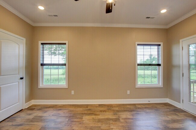 Building Photo - 135 Riverbend Dr