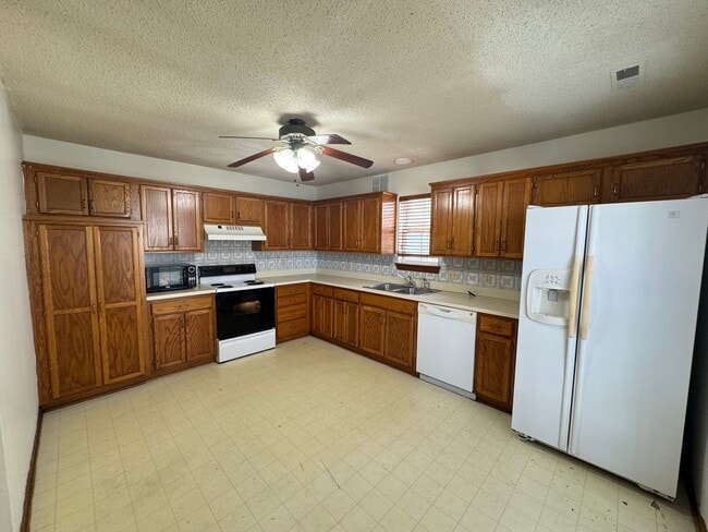 Building Photo - Comfortable Living