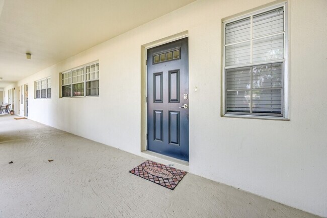 Building Photo - 745 W Country Club Dr