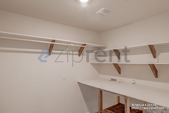 Building Photo - Unit