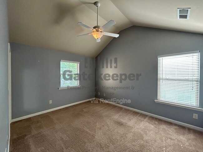 Building Photo - 124 Village Pl