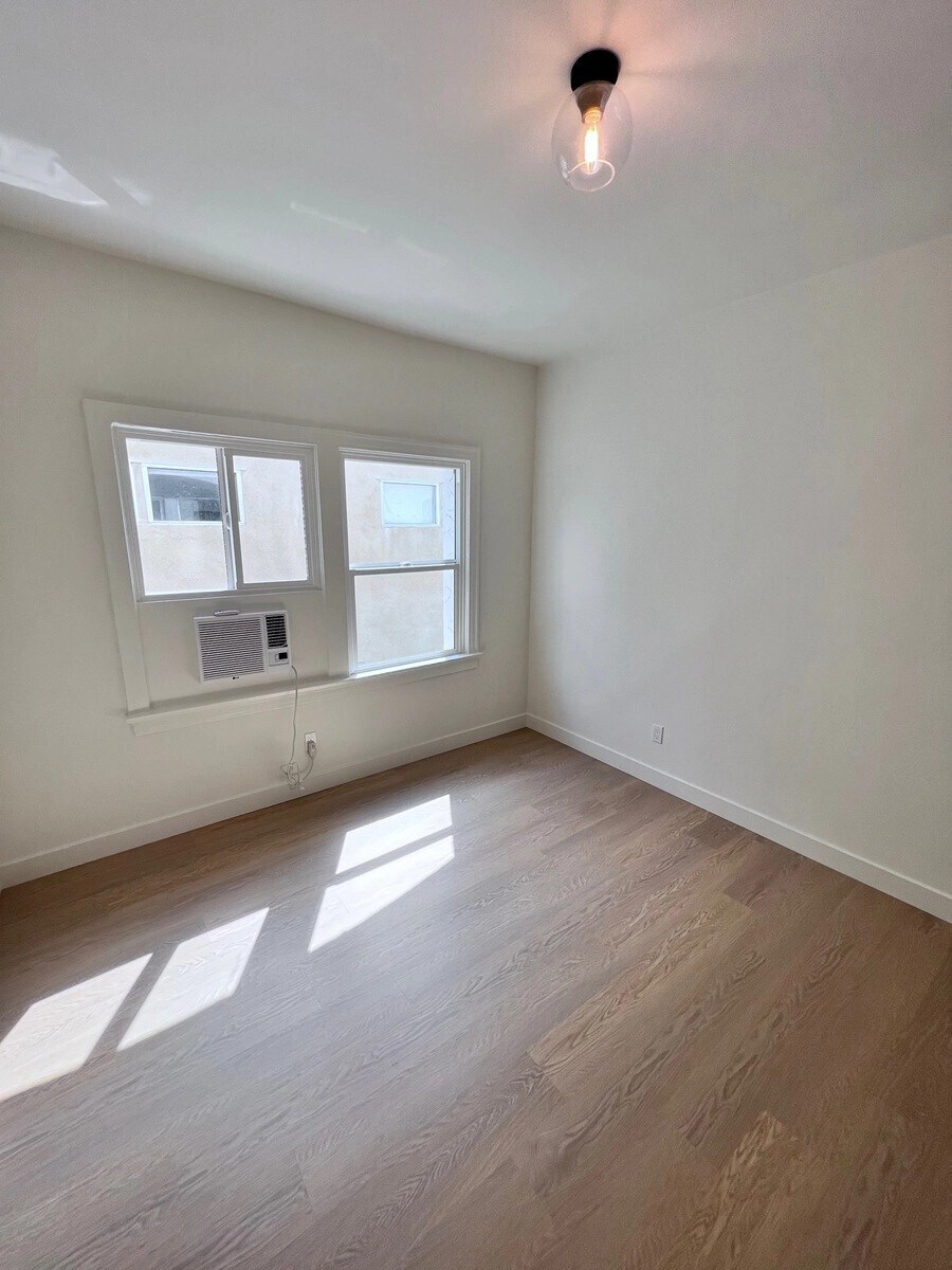 Building Photo - 133 N Reno St