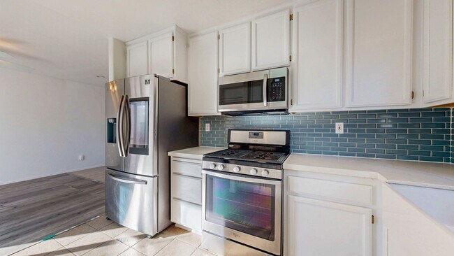 Building Photo - Charming 3 Bedroom 2.5 Bath with Bonus Room and Private Yard!