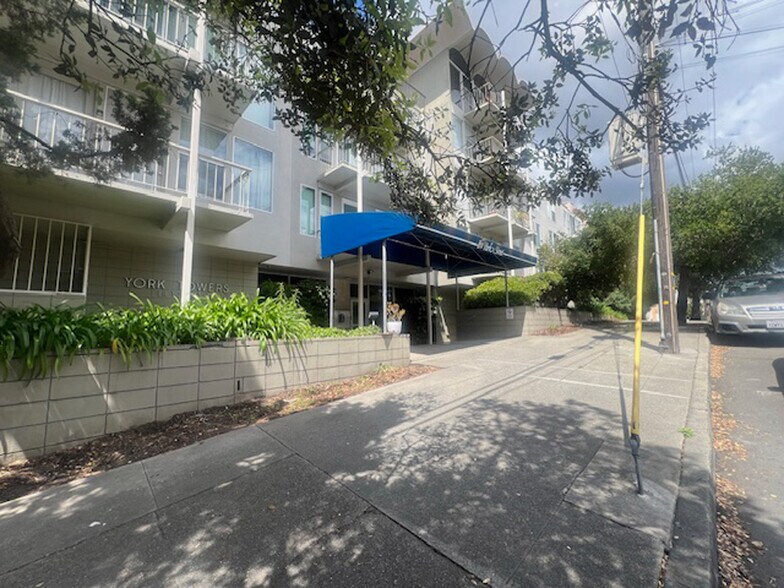 Building Photo - 811 York St