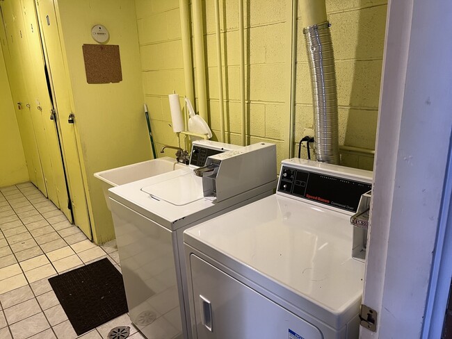 Building Photo - 10611 Parkside Ave