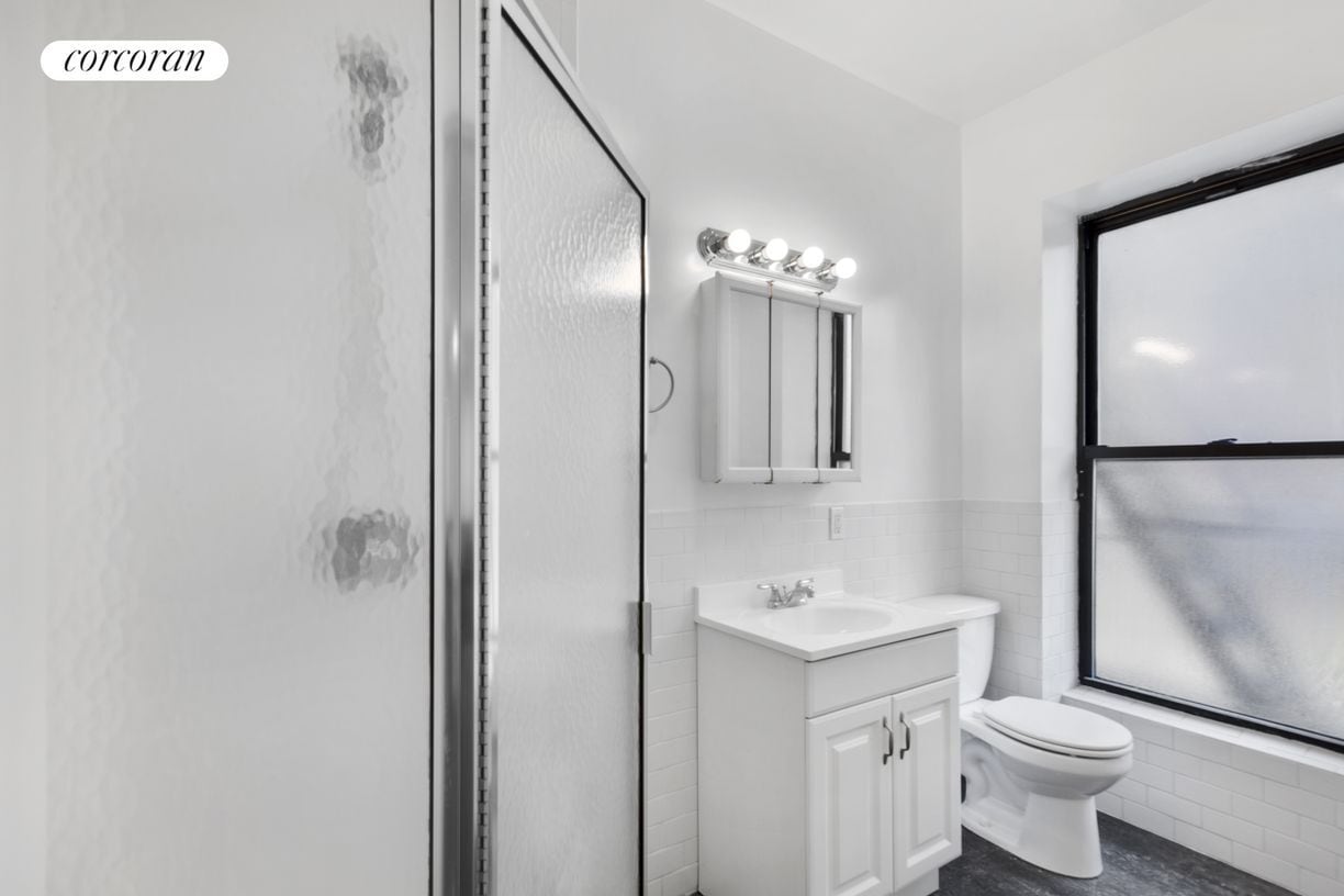 Building Photo - 100 W 67th St