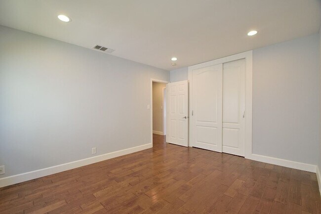Building Photo - 3 Bedroom 2 bath Home, 2 Car garage, Air Conditioned